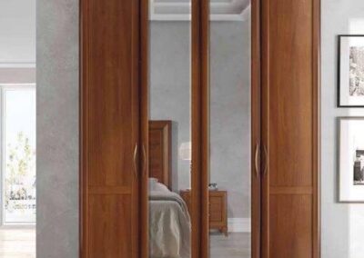 armario madera con espejo